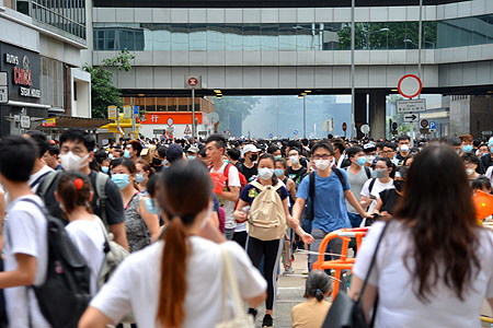 Hong Kong protesters scatter in Admiralty after police fires tear gas rounds and rubber bullets