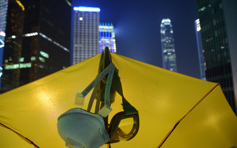 A yellow umbrella and goggles, the best protection for pepper spray / photo: Vijay Verghese